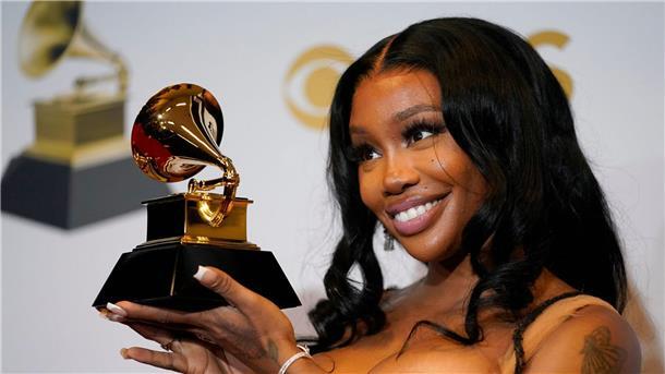 SZA hält ihren Preis für die beste Pop-Duo/Gruppen-Performance für „Kiss Me More“, bei den Grammy Awards 2022. Die Sängerin tritt als Headliner bei dem diesjährigen Glastonbury Festival auf.