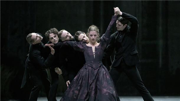 Szeen aus dem Tanzstück „Bovary“ nach dem Roman von Gustave Flaubert an der Deutschen Oper Berlin.