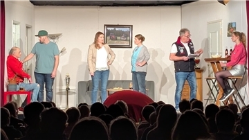Szene aus „De Hochtietsdag“ mit Jürgen Meyer, Eike Gerken, Maike Reith, Sandra Brinkmann, Herbert Fitschen und Fanziska Meyer.