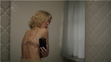 Szene aus dem ARD-Drama „Bis zur Wahrheit“: Martina (Maria Furtwängler) macht Beweisfotos, nachdem sie vom Sohn ihrer besten Freundin vergewaltigt wurde.