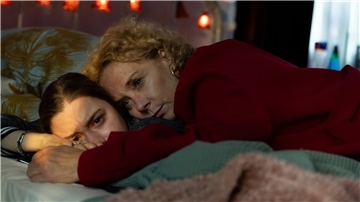 Szene aus der neuen Serie „Reset – Wie weit willst du gehen?“: Floriane Bohringer (Katja Riemann, rechts) hofft, dass der Liebeskummer ihrer Tochter Luna (Hanna Schiller) bald vorbeigeht.
