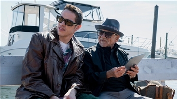 Szene aus der Serie "Bupkis": Pete (Pete Davidson, l.) und sein Großvater Joe (Joe Pesci, r.) sitzen am Hafen und sinnieren über ihr Leben.