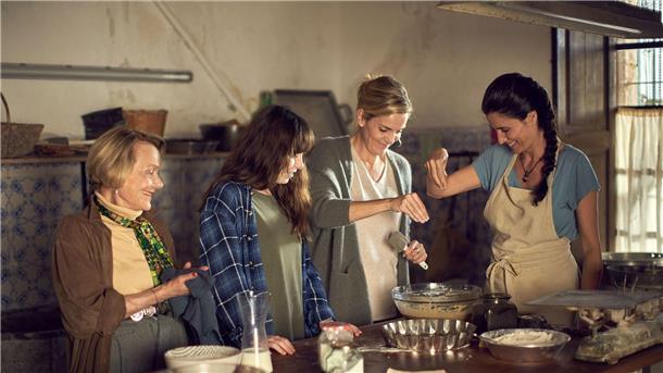 Urlaubsflair und Drama: „Die Insel der Zitronenblüten“ Szene aus „Die Insel der Zitronenblüten“: Der Film kommt am 29. Dezember 2022 in die deutschen Kinos.