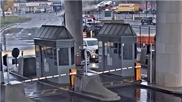 Szene aus einem Überwachungsvideo: Im Hintergrund fliegt das Auto durch die Luft - bevor es bei der Landung explodiert.