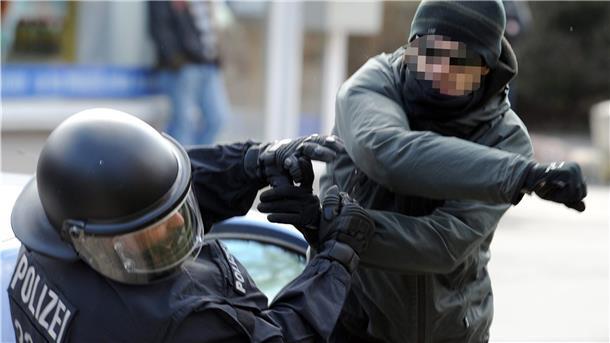 Szenen wie diese spielen sich in Zeven eher nicht ab, dennoch ist Gewalt gegen Einsatzkräfte auch auf dem Land keine Seltenheit.
