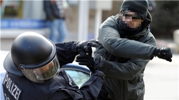 Szenen wie diese spielen sich in Zeven eher nicht ab, dennoch ist Gewalt gegen Einsatzkräfte auch auf dem Land keine Seltenheit.