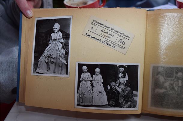 Szenenbilder von Aufführungen wie dieser sowie Eintrittskarten klebte Jutta Gaudig sorgsam in ihr Theater-Album.
