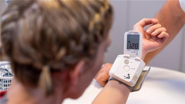 Ein Hausarzt misst den Blutdruck bei einer Patienten in einem der Behandlungszimmer. Tabletten gegen Bluthochdruck gehören zu den am häufigsten verordneten Arzneimitteln. Im Land Bremen entfielen 2024 durchschnittlich 97 Tagesdosen je Erwerbsperson auf Herz-Kreislauf-Medikamente.