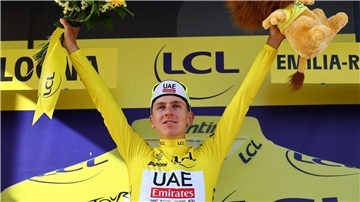 Tadej Pogacar hat bei der Tour de France das Gelbe Trikot übernommen.