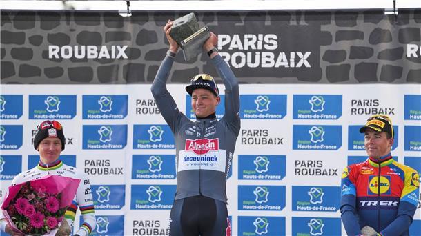 Tadej Pogacar (l.) will in Zukunft einen neuen Versuch beim Klassiker Paris-Roubaix starten.