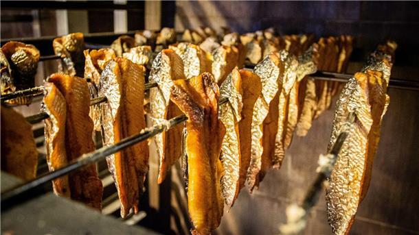 Täglich wird der frische Fisch bei etwa 80 Grad geräuchert.