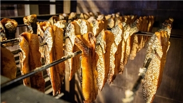 Täglich wird der frische Fisch bei etwa 80 Grad geräuchert.