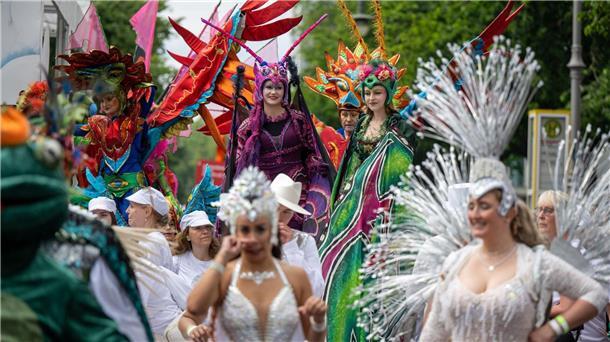 Tänzerinnen und Tänzer der Gruppe „Sapucaiu No Samba“ beim 26. Karneval der Kulturen.