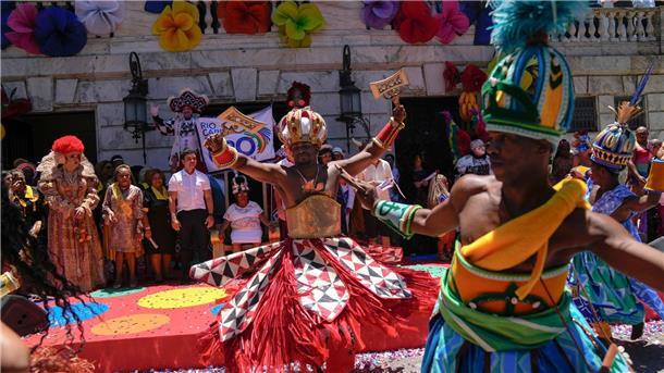 Tänzerinnen und Tänzer tanzen vor einer Zeremonie, die den offiziellen Beginn des Karnevals in Rio de Janeiro markiert.