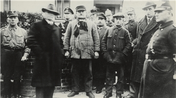 Vor dem Haus des jüdischen Viehhändlers Erich Neugarten an der Zevener Gartenstraße haben der Führer des Zevener SA-Sturms Wilhelm Schnasse (links) und seine Männer Erich Neugarten (Zweiter von rechts), Hermann Samson (Vierter von rechts), Bernard Blumert (Sechster von rechts) vermutlich Kurt Deichmann (hinter Blumert), Alfred Rosenthal (Vierter von links) und vermutlich den jüdischen Tuchhändler Gustav Kleinschmidt (Zweiter von links) am 10. November 1938 vor dem Abtransport zur Gestapo versamm