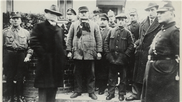 Täter und Opfer: Vor dem Haus von Erich Neugarten in der Zevener Gartenstraße haben der Führer des Zevener SA-Sturms Wilhelm Schnase (links) und seine Männer unter den Augen eines Polizisten (rechts) und seiner Kollegen Erich Neugarten (Zweiter von rechts), Hermann Samson (Vierter von rechts), Bernhard Blumert (Sechster von rechts), vermutlich Kurt Deichmann (hinter Blumert), Albert Rosenthal (Vierter von links) und vermutlich Gustav Kleinschmidt (Zweiter von links) vor dem Abtransport zur Gesta