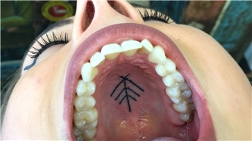 Tätowierer Indy Voet ist bekannt dafür, dass er seine Tattoos an ungewühnlichen Stellen hinterlässt. 