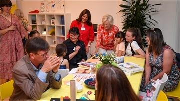 Tag der offenen Tür bei den „mitKids Aktivpatenschaften“ in Bremerhaven. In der Mitte Ingrid Ehlerding und die Bremerhavener Projektleiterin Sinem Öksuzogullari