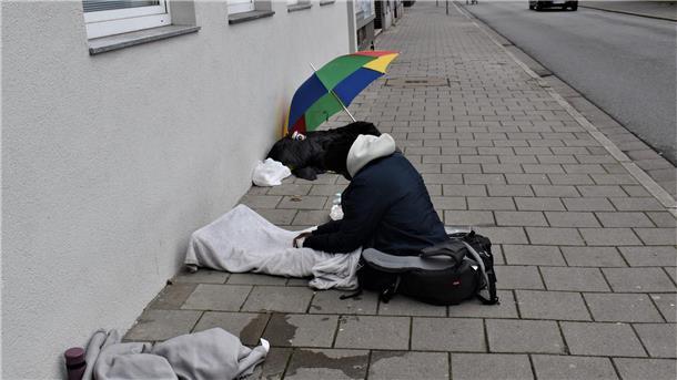 Tagelang saß er auf dem Bürgersteig der Hinrich-Schmalfeld-Straße, wollte sich nicht helfen lassen, jetzt soll er von einem Krankenwagen abgeholt worden sein: ein Flüchtling aus Gambia.