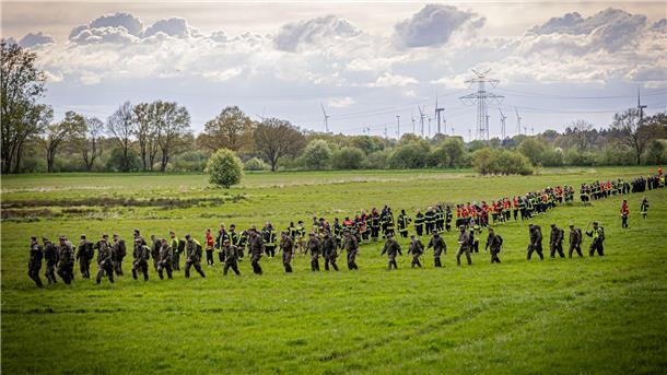 Tagelang suchten Hunderte Einsatzkräfte und Freiwillige tagsüber und nachts nach dem Kind. (Archivfoto)