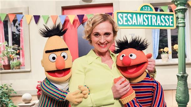 Ernie im Pyjama im „Tagesthemen“-Studio „Tagesthemen“-Moderatorin Caren Miosga mit Ernie (r) und Bert bei Dreharbeiten am Studio-Set der „Sesamstraße“.