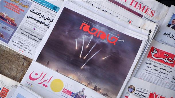 Tageszeitungen im Iran berichten auf Titelseiten über den ersten direkten Angriff auf Israel.