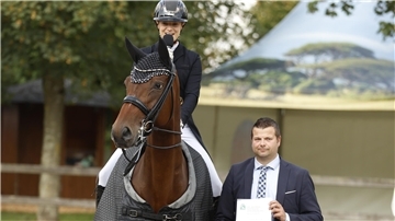 Taja Kiesewetter wurde mit dem Goldenen Reitabzeichen ausgezeichnet. Jan Schalk, Vorsitzender des KRV Wesermünde, hielt die Laudatio.
