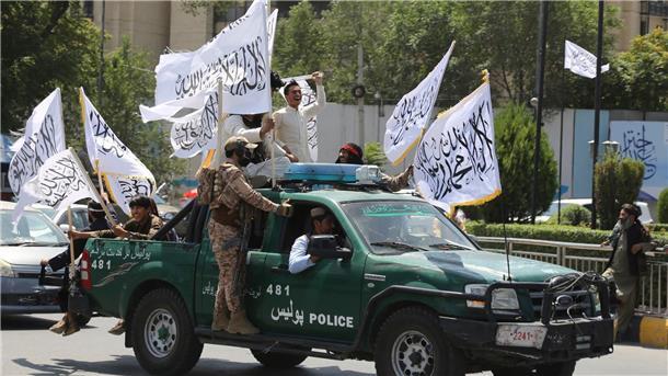 Zurück ins Taliban-Regime: 81 Straftäter abgeschoben Taliban-Kämpfer feiern den Jahrestag des Abzugs der US-geführten Truppen aus Afghanistan. (Archivbild)