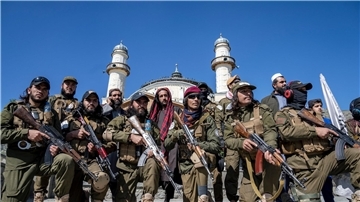 Taliban-Kämpfer mit Maschinengewehren vor einer Moschee in Kabul (Archivbild).
