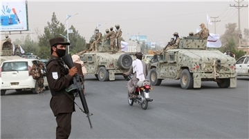 Taliban-Kämpfer patrouillieren im afghanischen Kandahar.