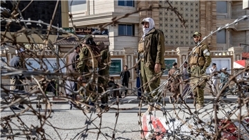 Taliban-Kämpfer stehen in der Nähe des Außenministeriums in Kabul Wache (Symbolbild).