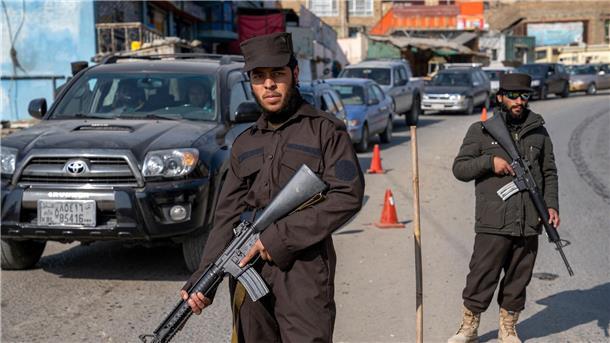 Feuergefecht zwischen Taliban und iranischen Grenzbeamten Taliban-Kämpfer stehen Wache in Kabul. (Archivbild)