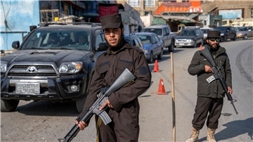 Taliban-Kämpfer stehen Wache in Kabul. (Archivbild)