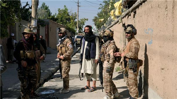 Tödlicher Anschlag auf Privatschule in Kabul Taliban-Kämpfer stehen Wache vor dem Bildungszentrum, das von einem Selbstmordattentäter angegriffen wurde.