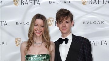 Talulah Riley (l) und Thomas Brodie-Sangster haben sich verlobt.