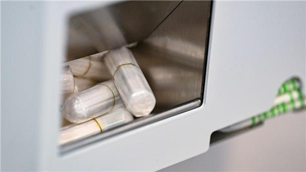 Kostenlose Binden und Tampons an Leibniz Universität Tampons liegen in einem Tampon-Spender.
