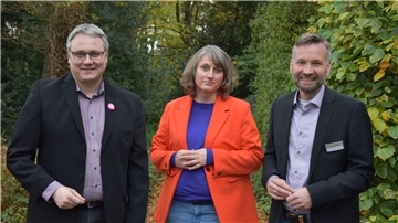 Tanja Meints ist neue Leiterin des Schul- und Kulturamts im Landkreis Rotenburg. Hier ist sie zusammen mit Landrat Marco Prietz (links) und dessen Stellvertreter, Erster Kreisrat Dr. Torsten Lühring, zu sehen.