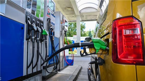 Tankstelle: Der Preisabstand zwischen Autobahn und Umland ist zuletzt gewachsen.