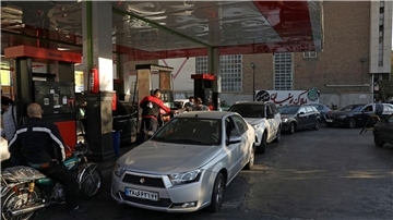 Tankstelle in Teheran. Irans Regierung hat seinen Erzfeind Israel für einen mutmaßlichen Hackerangriff auf Tankstellen verantwortlich gemacht.