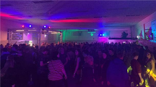 Tanz in den Mai: Die Stollhammer Turnhalle wird am kommenden Wochenende zur Disco.