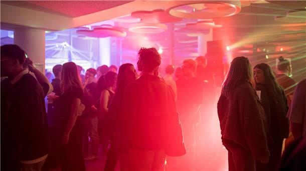 Studenten feiern im Diskolicht an der Hochschule Bremerhaven.