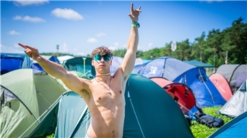 Tanzen macht schön. Die Männer auf dem Deichbrand-Festival wissen, wie man Spaß hat. Kein Wunder, dass sie so attraktiv sind.