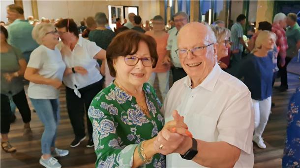 Tanzleiter Udo Bernshausen von der Beverstedter Senioren-Tanzgruppe mit Renate Kalmbach.
