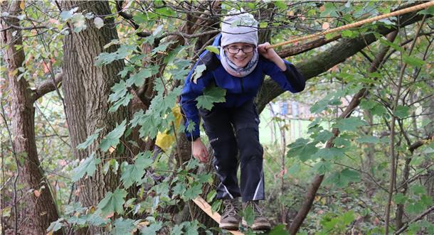 Tapfer schlängeln sich die Kinder von Baum zu Baum. Auf dem Weg zum Ziel warten einige Hindernisse, die sie überwinden müssen.