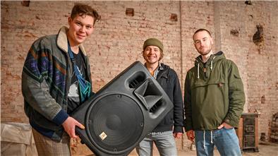 Tari, Laurens und Laurenz lieben elektronische Musik. Weil es in Bremerhaven keinen Club gibt, wollen sie selbst einen gründen.
