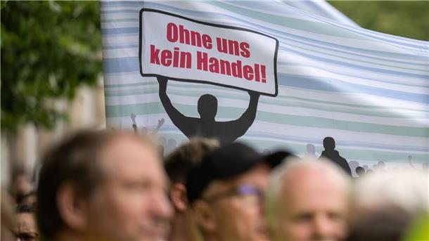 Handelsverband empfiehlt Firmen außertarifliche Erhöhungen Tarifkonflikt im Einzelhandel: Seit Wochen ruft Verdi immer wieder zu teilweise mehrtägigen Warnstreiks in den Regionen auf.