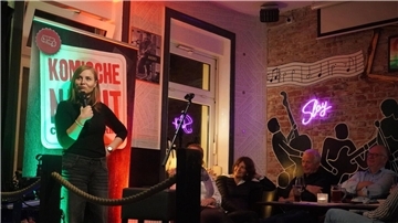 Tarja Nani ist Lehrerin in Bremerhaverin. Ihr erster Auftritt des Abends findet in Janjas Musikbar statt. 