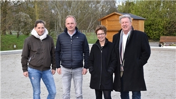 Tatjana und Marco Bührig mit den Vereinsgründungsmitgliedern des RV Hahnenknoop, Dr. Claudia Schillig und Dr. Uwe Lissau.