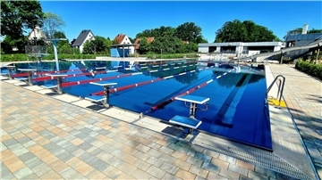Vandalismus im Freibad: Polizei ermittelt Täter (15) nach anderthalb Jahren Tatort „Delphino“: Ein ins Becken geworfener Ziegelstein hinterließ im März 2024 einen Schaden von 5.000 Euro.