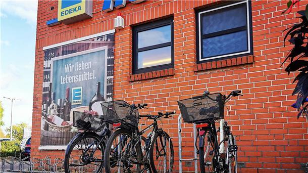 E-Bikes vor Edeka-Geschäft